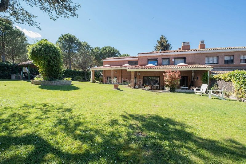 Foto 31dc8700-2f1e-43e4-9f6a-63465620be90. Maison jumelée avec parking dans Urbanización Este-Montepríncipe Boadilla del Monte