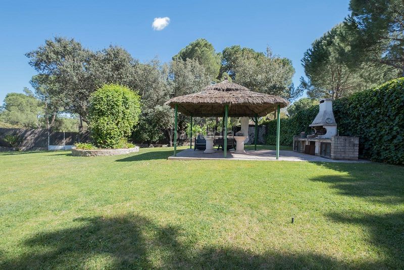 Foto b8a898a7-507b-4b46-8585-24aeac2f9988. Maison jumelée avec parking dans Urbanización Este-Montepríncipe Boadilla del Monte