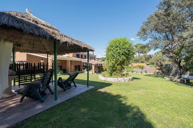 Foto f87d5520-51e5-4dc7-9dc1-11bf90d8725c. Maison jumelée avec parking dans Urbanización Este-Montepríncipe Boadilla del Monte