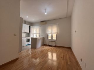 Rent Flat  Duque de sesto. Luminoso piso reformado de 2 dormitorios en duque de sesto