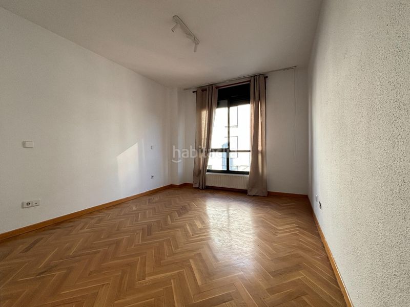 Foto 740337f9-d4f9-4174-977b-94e3b5cdd7af. Rent flat with heating parking pool in Ciudad Jardín Madrid