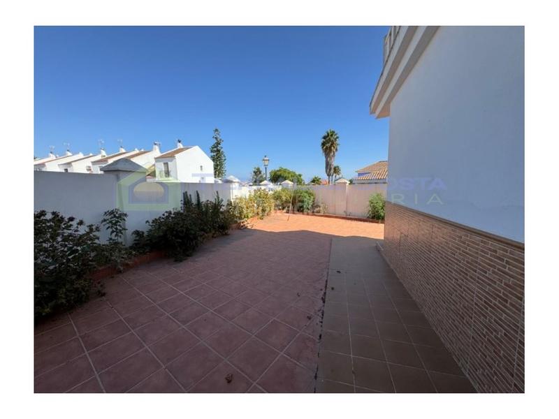 Foto 0b239184-48ac-4e60-984b-447b12abb5e3. Semi detached house with parking pool in Urbasur Islantilla