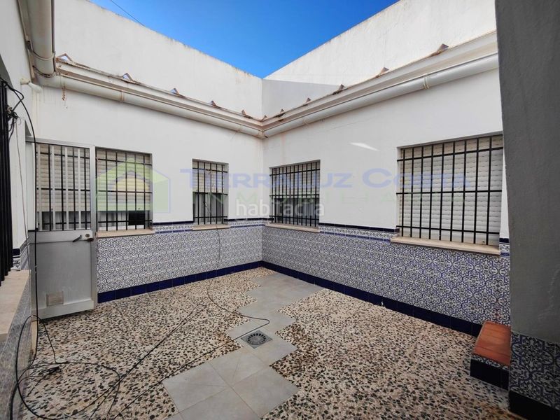 Foto f2ddb3b7-0442-4018-809b-fbb899ad3b37. Casa amb aparcament a Lepe