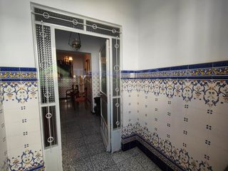 Maison à Lepe. Casa de planta baja. 3 dormitorios, 3 salones, baño, cocina y pa