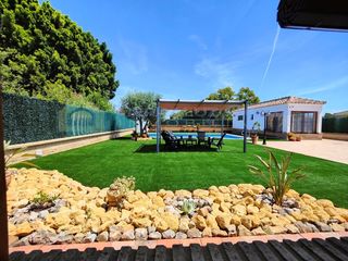 Chalet in Lepe. Chalet con parcela en lepe. piscina, jardín, placas fotovoltaica
