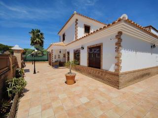 Chalet en Lepe. Chalet con parcela en lepe. piscina, jardn, placas fotovoltaica
