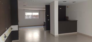 Lloguer Local Comercial  Carrer itàlia. Local comercial en la zona centro- delante del mercado municipal