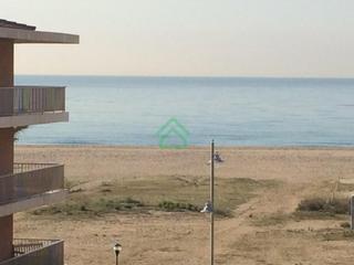 Apartament a Coma-ruga Platja. Piso a primera línea de mar de 2 habitaciones y terraza con vist