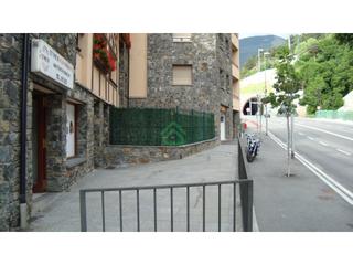 Local Comercial  N/a. Local comercial esquinero con vitrina en encamp 60 m a pie de ca