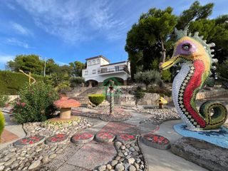Chalet  Urbanizacion tossal. No es una casa. es tu propio terreno de juego con piscina, tenis