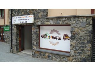 Lloguer Local Comercial  Av. de la bartra, 10. Local comercial esquinero con vitrina en encamp