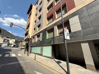 Local Comercial  Avinguda de santa coloma. 174 m de espacio. tú decides lo que quieres crear.