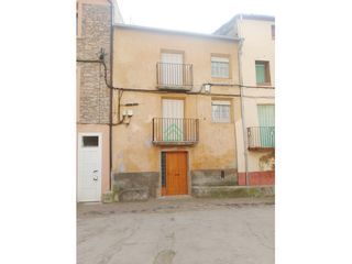 Casa  Plaza ramon marti.ag.vilamitjan. Hay casas grandes. y luego están las que parecen tener una vida