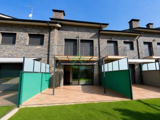 Casa  Calle b-parroquia orto. Un adosado donde cada día empieza con vistas a la montaña