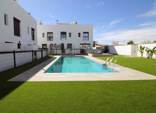 Dúplex en Pilar de la Horadada Ciudad. Obra nueva  dúplex con 3 dormitorios, garaje y piscina comunitar