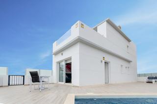 Chalet à Zona Carrefour - Urbanizaciones. Obra nueva  villa con 3 dormitorios, piscina, parking, solárium.