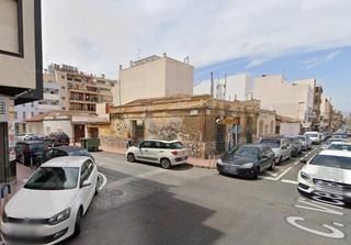 Terreny residencial a Las Piscinas Naturales. Solar en esquina en torrevieja céntrico