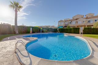 Xalet a Parque Acuático - Sector 25. Chalet con piscina comunitaria en venta en torrevieja