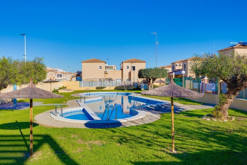 Foto 684e0356-3119-4236-8e13-1b9498e08446. Chalet  con piscina comunitaria en venta en Torrevieja
