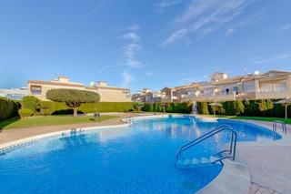 Xalet a Parque Acuático - Sector 25. Chalet con piscina comunitaria en venta en torrevieja