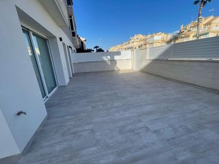 Apartament a Torreblanca. Bonito apartamento moderno de 3 dormitorios, terraza y jardín.