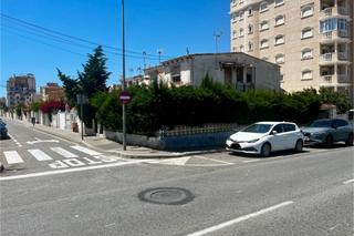 Casa adossada a Nueva Torrevieja. Casa en esquina con gran jardin en torrevieja