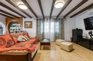Chalet in Los Balcones-Los Altos. Chalet con piscina privada en esquina con jacuzzi y sauna