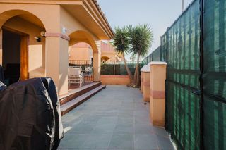 Chalet en Parque Acuático - Sector 25. Chalet independiente con piscina en aguar nuevas