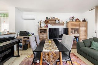Xalet a Villamartín-Las Filipinas. Chalet de 3 dormitorios con piscina comunitaria