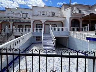 Reihenhaus in Urbanizacion torre almendros i 84. Dúplex con 3 dormitorios, garaje en sotano, piscina comunitaria