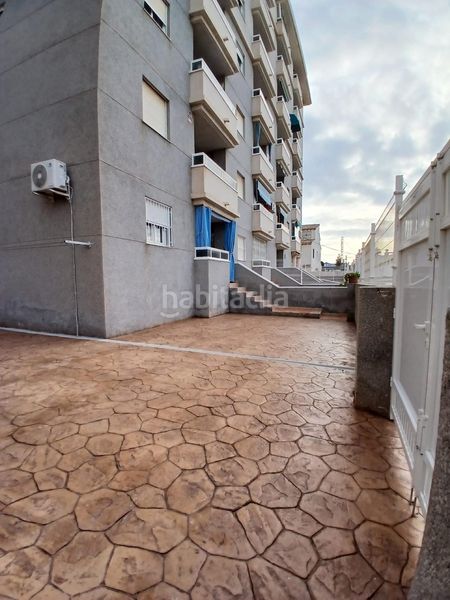Foto 31d2b483-bee9-4cc8-9426-47497fc2dd79. Planta baixa amb calefacció aparcament piscina a Torrevieja
