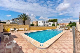 Casa a Zona Carrefour - Urbanizaciones. Bungalow en planta baja con piscina