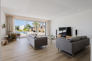 Xalet a Villamartín-Las Filipinas. Villa de lujo con piscina privada en las colinas golf