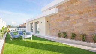 Xalet a Zona Carrefour - Urbanizaciones. Chalet de diseño moderno, en parcela de 400 m2, 3 dormitorios