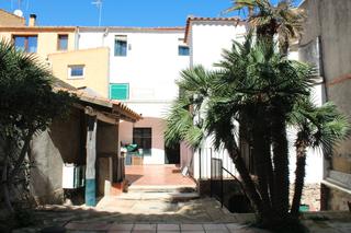 Masia a Begur. Típica casa de pueblo con amplia terraza situada justo en el cen
