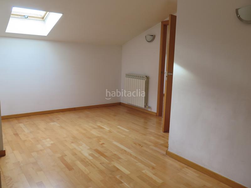 Foto 1c0b22fe-1894-4e6b-ad96-a853fba336b9. Alquiler ático àtic dúplex de 3hb i un estudi zona quimics en Girona