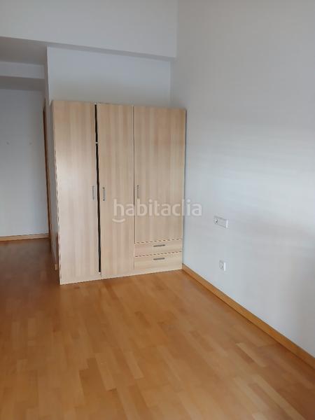 Foto f0e8f4dc-c352-4727-903a-1b660be0ff49. Alquiler ático àtic dúplex de 3hb i un estudi zona quimics en Girona