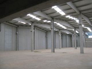 Lloguer Nau industrial a Domeny. Nau diàfana de 1600m²+600m² de pati