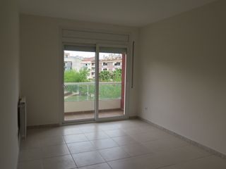 Lloguer Pis  Avinguda de lluís pericot. Pis 4hb. vistes a zona jardinada, molta llum i asoleïllat.