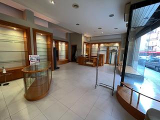 Business premise in Carrer de lleida 8. Local comercial de 65 m2, 1 aseo, escaparate, listo para entrar