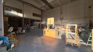 Industrial building in Camí vell de salou 5. Nave de 350 m2, con aparcamiento privado, oficina. todo el mater