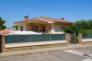 Casa en Port - La Clota - Puig Sec. Desde 1966 a su serviciovivienda independiente esquinera con pis