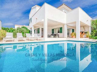 Casa en Na Macaret. Villa independiente con piscina privada junto al mar en menorca