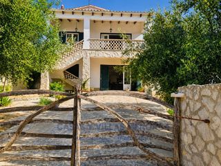 Chalet  Carrer des xaloc. Vivienda con vistas al mar y jardín privado en punta prima, meno