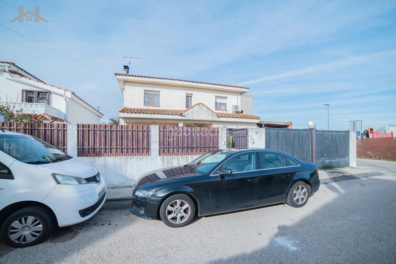 Foto 39cc9f90-3ab2-4cba-be2c-892dd8a6103e. Chalet con camino riscaldamento parcheggio in Ugena