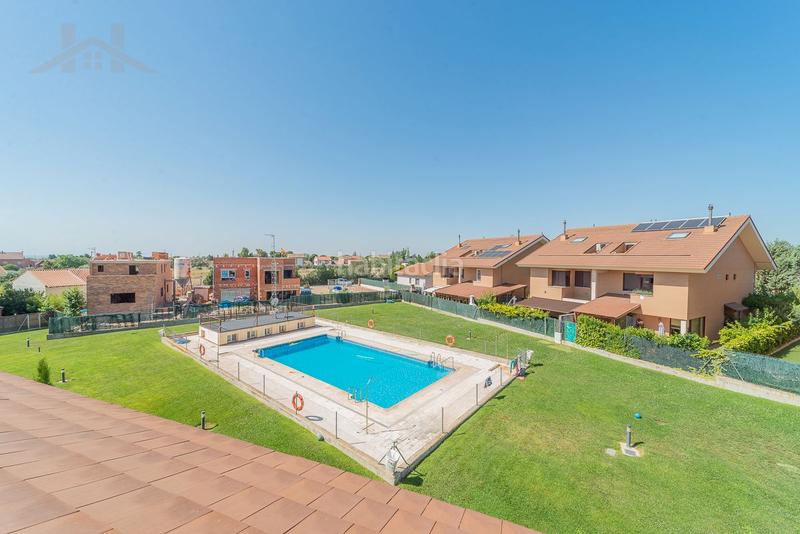 Foto d2dcd9b1-7ff5-4b3d-a8d4-f13344da4833. Maison jumelée avec chauffage parking piscine dans Cubas de la Sagra