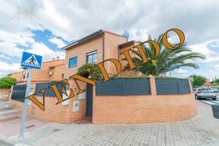 Casa bifamiliare  Calle robles. Chalet pareado en venta en calle robles