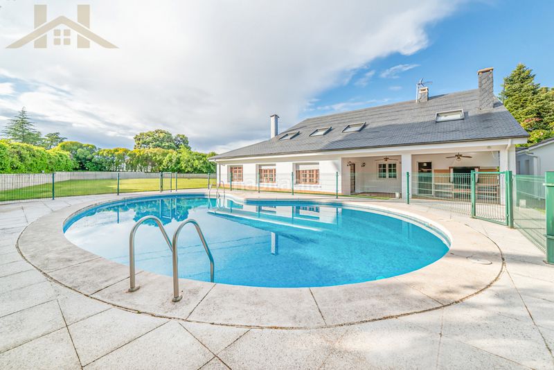 Foto 44a61579-fe8f-4b26-936b-b1d96064a71f. Affitto chalet con camino riscaldamento parcheggio piscina in Majadahonda