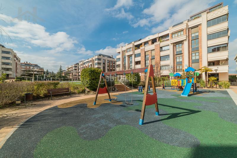 Foto e10b674c-7a13-4f6c-8454-c5a675c8e62c. Dúplex  en venta cl moreras, zona monte del pilar, en Majadahonda