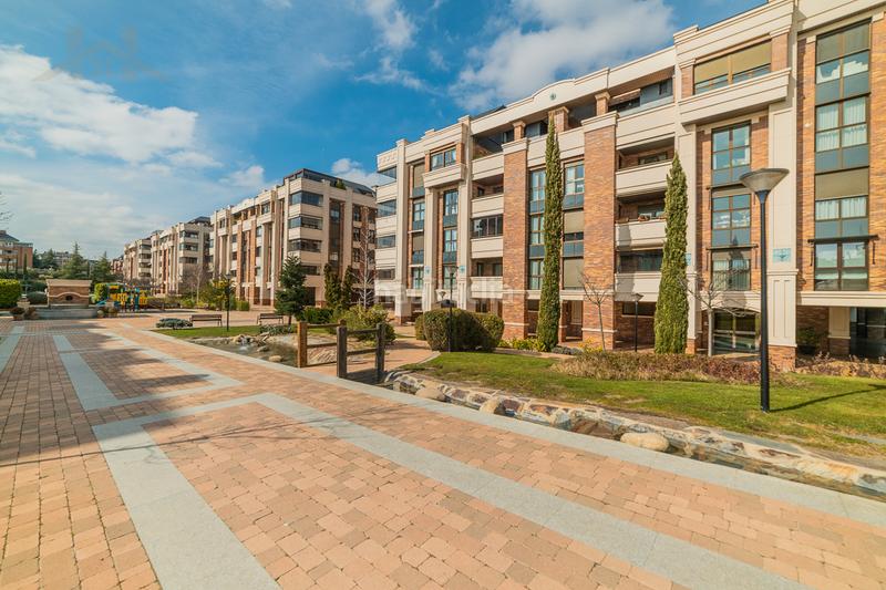 Foto f98d38ec-aa4a-42d2-9d2b-3ae7475afd2a. Dúplex  en venta cl moreras, zona monte del pilar, en Majadahonda